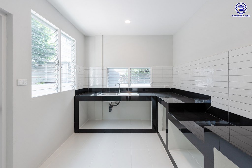 บ้านมือสองตกแต่งใหม่ โครงการ ชัยพฤกษ์ บางบัวทอง เนื้อที่ 71.20 ตร.ว. พื้นที่ใช้สอย 224.86 ตร.ม. ฟังก์ชัน 4 ห้องนอน 3 ห้องน้ำ จอดรถได้ 2 คัน พร้อม Facilities โครงการครบครัน ทำเลติดถนนบางกรวย-ไทรน้อย เชื่อมต่อถนนกาญจนาภิเษก ใกล้เซ็นทรัลเวสต์เกต และรถไฟฟ้าสายสีม่วง "สถานีคลองบางไผ่"